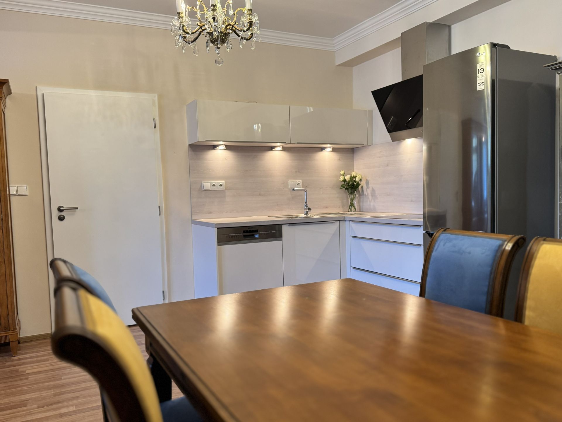Prodej cihlového bytu (ateliéru) 2+kk, Holubice, CP 91 m², s terasou a parkovacím místem
